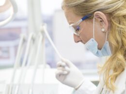 Protetyka Bielsko – protezy na implantach jako najtrwalsze uzupełnienie braków w zębach