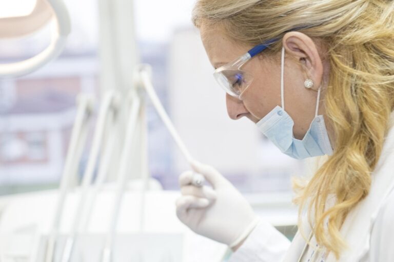 Protetyka Bielsko – protezy na implantach jako najtrwalsze uzupełnienie braków w zębach